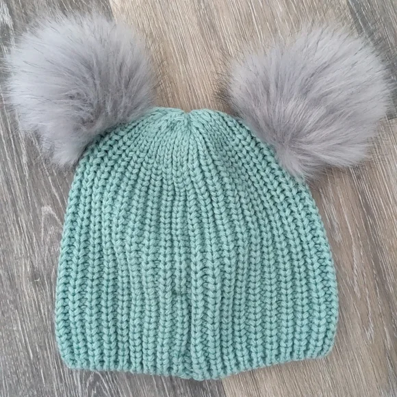 Double pom pom lightweight hat - Picture 2 of 2
